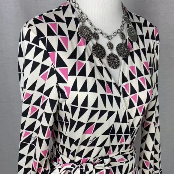 Diane Von Furstenburg *RARE* triangle ‘Diane’ logo print silk jersey wrap dress - Picture 2 of 4